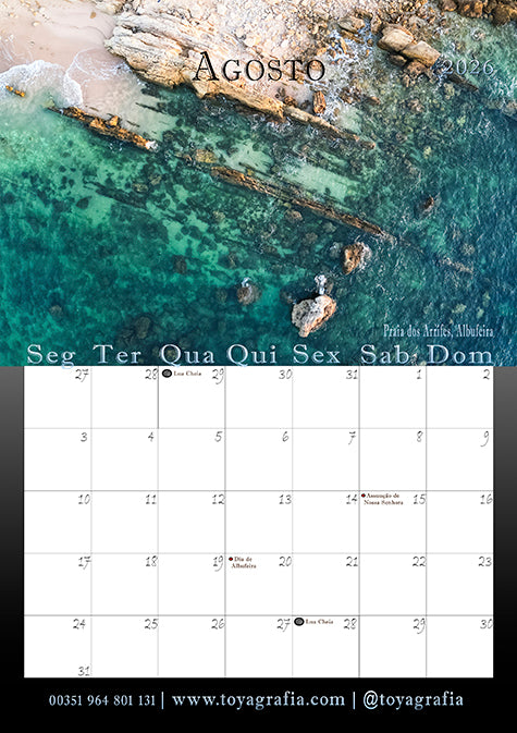 Calendar page for August with a beach and rock scene, featuring the brand 'Toyagrafía'.