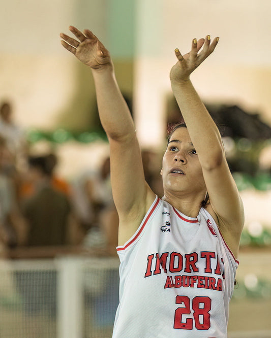 Person in a basketball jersey with 'IMORTA ABOFEIRA' and number '28' reaching upwards.